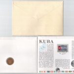 3xklf érmés boríték tétel, benne: Kuba 1972. 20c érmés felbélyegzett borítékon bélyegzővel, hátlapon ENSZ bélyeggel és alkalmi bélyegzővel, ismertetővel + NSZK 1990D 1M aranyozott, 'Boris Becker' borítékon, bélyeggel és - Image 2