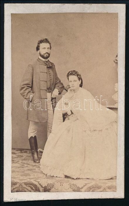 cca 1870-1890 Pauli Richárd (szül. Paulikovics) (1835-1901) operaénekes (tenor), és felesége, Markovits Ilka (1839-1915) operaénekesnő (szoprán), keményhátú fotó Fridolin Hess lugosi műterméből, vizitkártya, hátoldalán