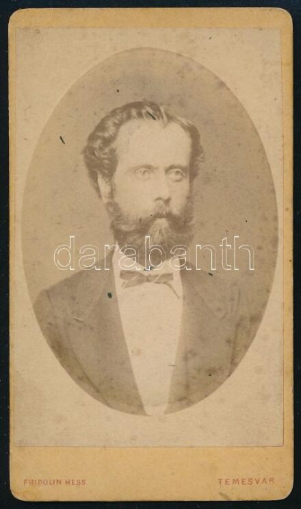 1872 Nemeshalácsi Halácsy Kálmán (1935-1895) erdőmérnök vőlegénykori fotója, keményhátú, domborított vizitkártya Fridolin Hess temesvári műterméből, hátoldalán feliratozott, kissé foltos, 10,5x6 cm