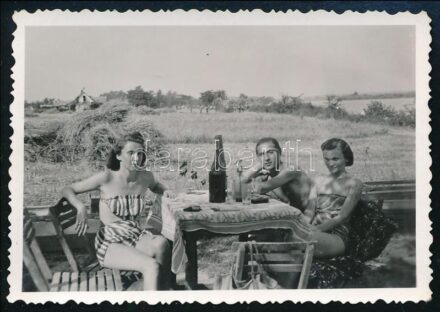 1939 A budakalászi Hullám csárdánál, hátoldalon feliratozott fotó, 6×8,5 cm