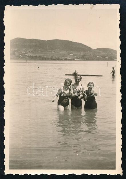 Johan Hugó (1890-1951), felesége Szabó Mária és Johan Hugó anyósa a Balatonban fürdenek, 1935-40 körül, vintage fotó, 8,5×6 cm