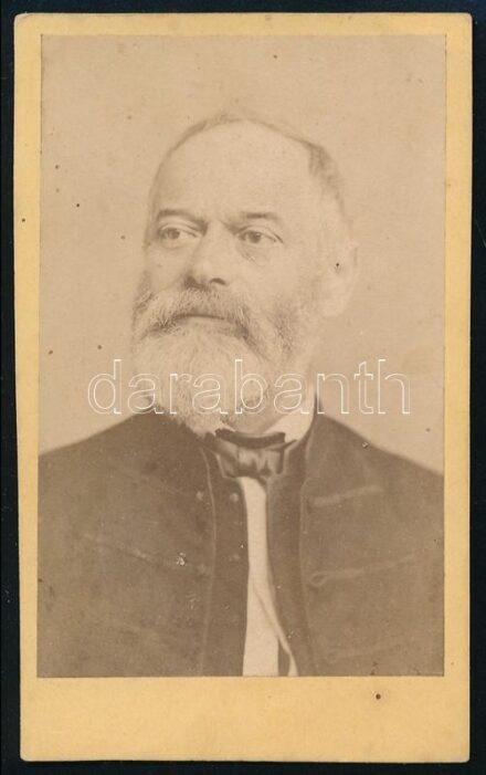 cca 1870 Férfiportré, keményhátú fotó Bayer pécsi műterméből, 10,5×6,5 cm