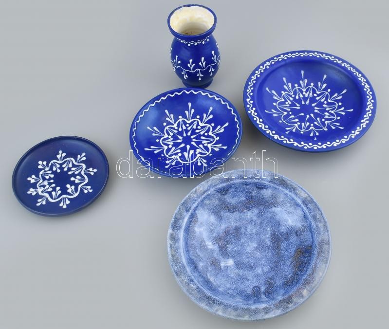 Mihály Béla népi kerámia, 1db váza, 4db tál, kopásnyomokkal, m: 15,5 cm, d: 16,5-25,5 cm