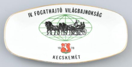 Zsolnay Fogathajtó világbajnokság Kecskemét 1978. tálka . Matricás, jelzett, kis kopással. 18 cm