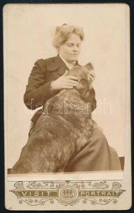 1899 Hölgy kutyával, keményhátú fotó, hátoldalon feliratozva, 10,5×6,5 cm