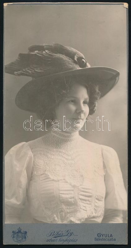 cca 1900 Kalapos hölgy portréja, keményhátú fotó Békés Gy. (Békéscsaba/Gyula) műterméből, 20×10,5 cm