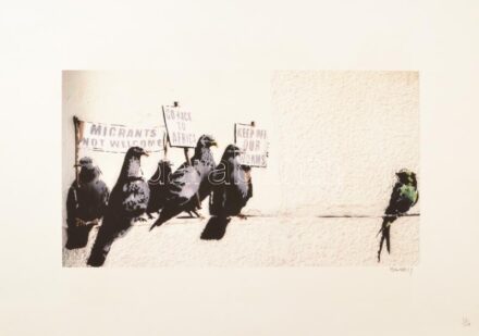 Banksy: Migrant. Ofszet litográfia, papír, jelzett a nyomaton, 'POW Printmaking'szárazpecséttel Grafiart - Aviomar UK. tanúsítvánnyal Számozott: 15/150. Lapméret:70x50 cm, / Numbered, marked