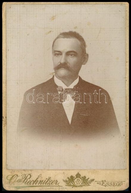 cca 1900 Férfiportré, keményhátú fotó Ottokar Rechnitzer eszéki műterméből, 16×10,5 cm