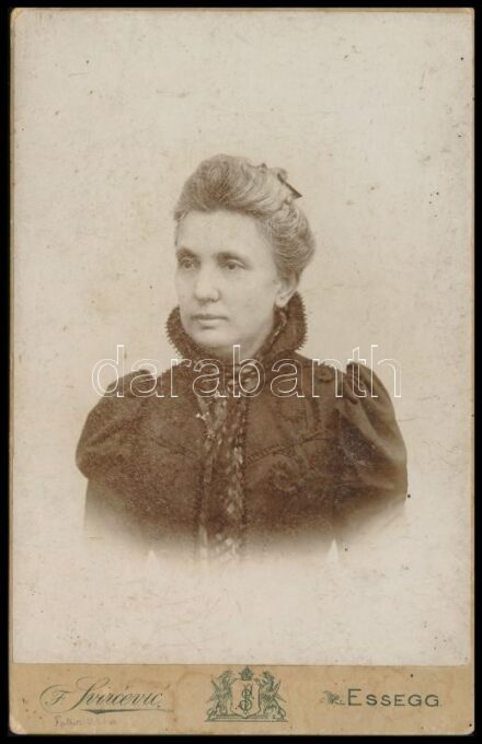 cca 1900 Női portré, keményhátú fotó Franjo Svircevic műterméből, 16,5×10,5 cm