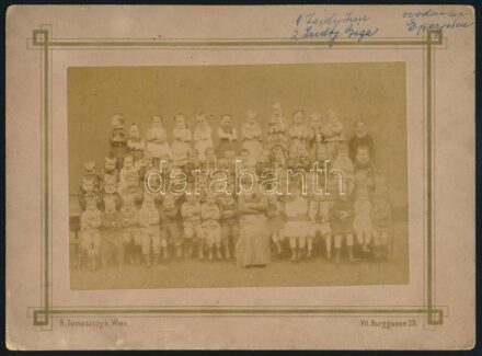 cca 1900 Óvodások csoportképe, kartonra kasírozott fotó Tomaszczyk bécsi műterméből, 10,5×15 cm