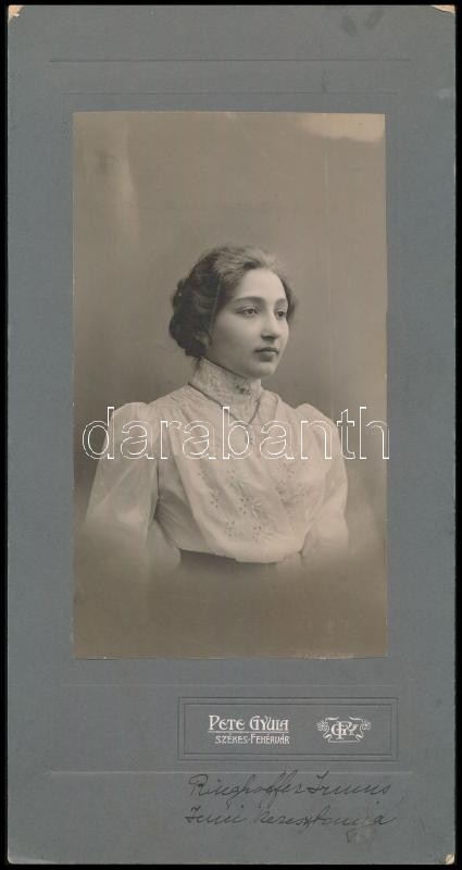 cca 1910 Lányportré, kartonra kasírozott fotó Pete Gyula székesfehérvári műterméből, 18,5×10,5 cm