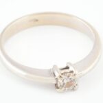 14K fehérarany gyűrű brillel. Jelzett, m: 49, 1,88g