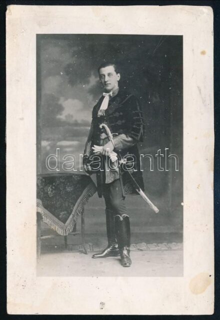 cca 1920 Előkelő öltözetű fiatal férfi műtermi fotója, 12x8 cm