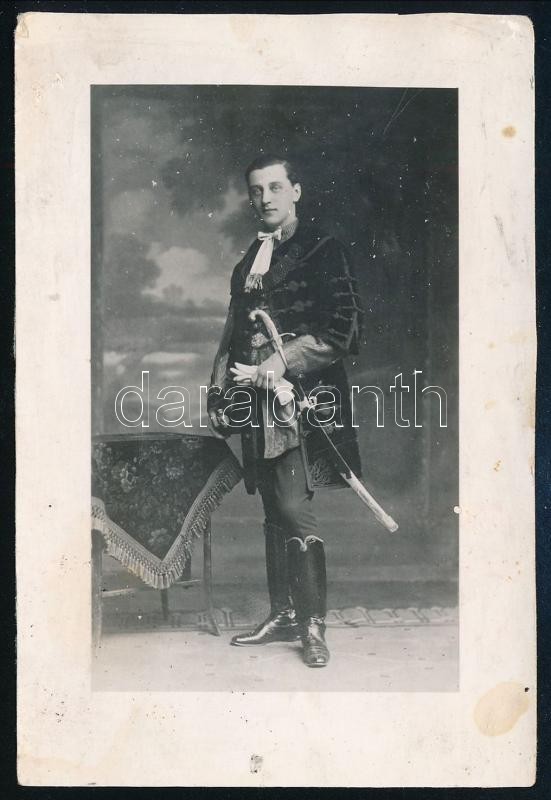 cca 1920 Előkelő öltözetű fiatal férfi műtermi fotója, 12x8 cm