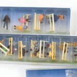 Vasútmodell (H0) terepasztalhoz való bábuk (főként padon ülő emberek), dobozban - Image 2