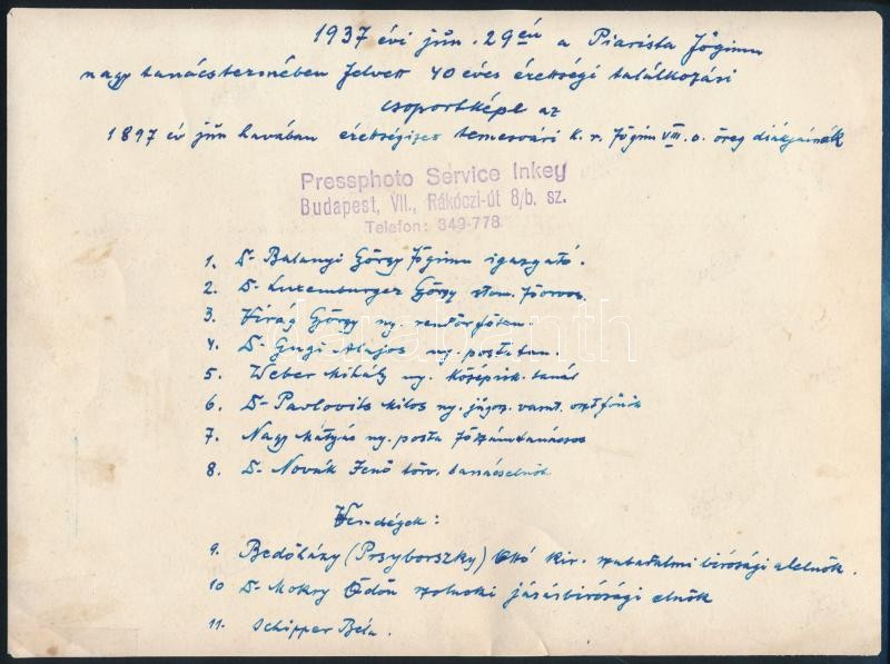 1937 A Piarista Főgimnázium nagy tanácstermében 40 éves érettségi találkozó csoportképe, hátoldalon a résztvevők neveivel, Inkey pecséttel jelzett fotója, 17×23 cm - Image 2