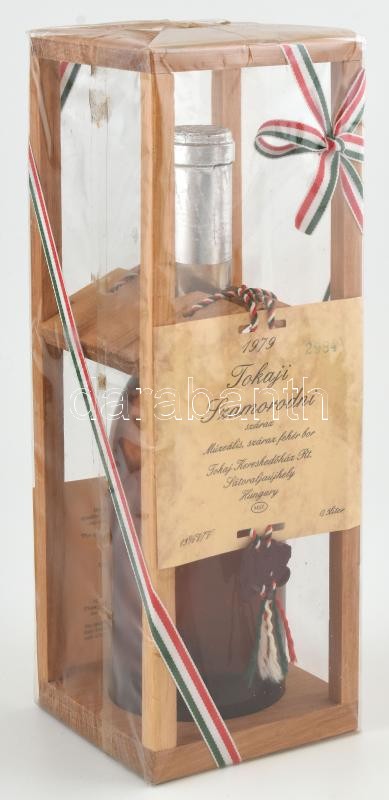 1979 Tokaji szamorodni száraz bontatlan palack muzeális bor díszcsomagolásban, sorszámozott. 0,5L