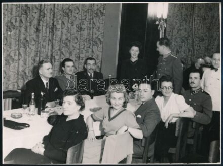 1941 Bp., erdélyi nők estje, katonatisztekkel, Csépány Sándor felvétele, hátoldalán feliratozott, pecséttel jelzett fotó, 23x17,5 cm