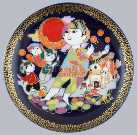 Bjorn Wiinblad: Aladdin és a csodalámpa, Rosenthal studio-linie kézzel festett porcelán. Németország, 1970 körül. d: 16 cm. Hibátlan. ('Aladin und die Wunderlampe II. Der Tunichtgut Aladin spielt mit den Gasenjungen' / Aladin és a