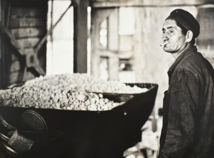 Csák Miklós (1933-2013): Munkásarc, hátoldalon feliratozott fotóművészeti alkotás, 30×40 cm