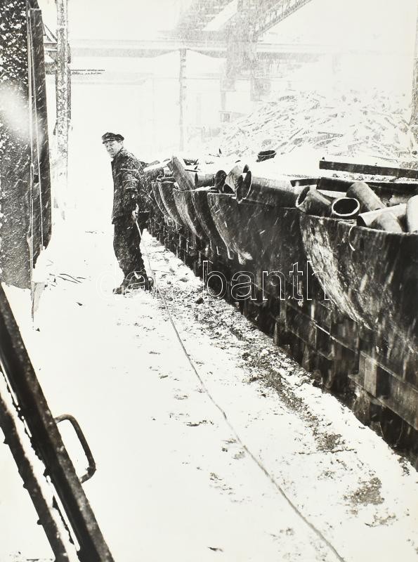 Csák Miklós (1933-2013): A man in a factory, pecséttel jelzett fotóművészeti alkotás, 40×30 cm