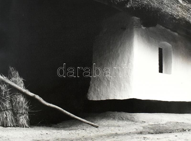 Csák Miklós (1933-2013): Vályogház, jelzetlen fotóművészeti alkotás, 30×40 cm