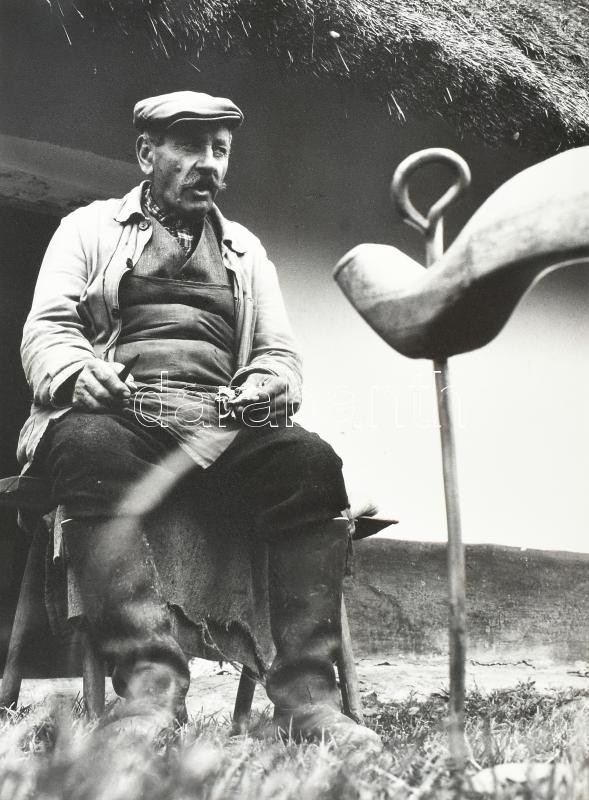 Csák Miklós (1933-2013): Falatozás közben, jelzetlen fotóművészeti alkotás, 40×30 cm