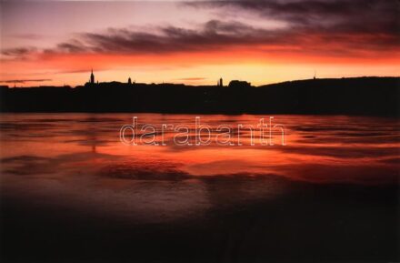 Csák Miklós (1933-2013): Buda napnyugta után, jelzetlen fotóművészeti alkotás, 29×40 cm