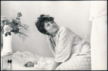 Csák Miklós (1933-2013): Új élet öröme, jelzetlen fotó, 16×24 cm