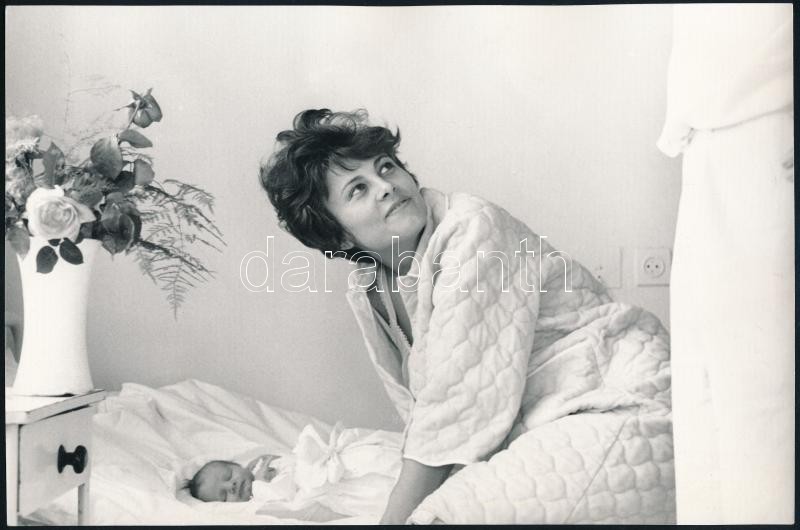 Csák Miklós (1933-2013): Új élet öröme, jelzetlen fotó, 16×24 cm