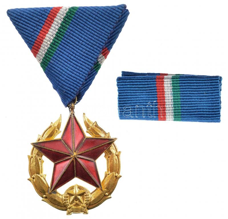 1951. 'Közbiztonsági Érem' arany fokozata a rendőrség tagjai részére, szalagsávval, eredeti tokban T:1-