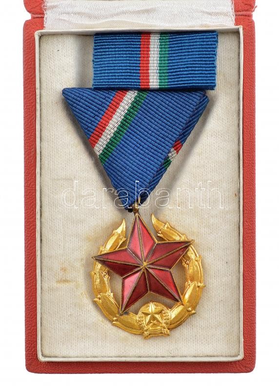 1951. 'Közbiztonsági Érem' arany fokozata a rendőrség tagjai részére, szalagsávval, eredeti tokban T:1- - Image 3