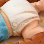 A. Lucchesi csecsemő bölcsőben. Két darabos olasz dísz. Kézzel festett, matricával jelzett, festett gipsz őrlemény d: 14 cm - Image 3