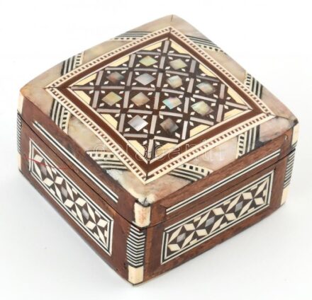 Intarziás, gyöngyházberakásos dobozka, kopott, 7,5x7,5cm