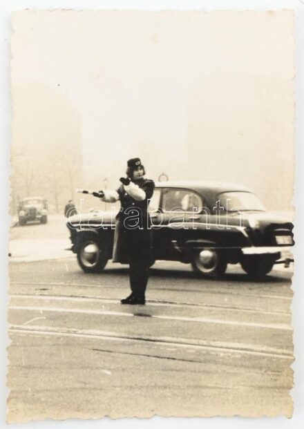 1966 Rendőrnő Volga típusú gépjármű előtt, fotó, hátoldalon feliratozva, 10×6,5 cm