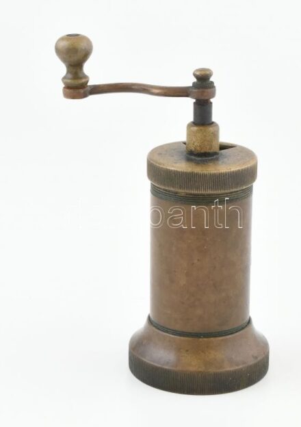 Régi fém kávédaráló, kopásnyomokkal, m: 14 cm