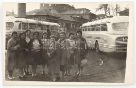 cca 1960 Társaság Ikarus buszok előtt, fotó, 9×14 cm