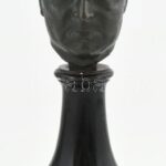 Reményi József (1887-1977): Önportré. Bronz, fa talapzaton, jelzett. 23 cm - Image 2