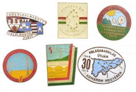 6db-os turista és közalkalmazotti találkozó jelvény tétel, benne 1975. 'Felszabadulás útján Komárom megyében' zománcozott jelvény, 1977. 'Közalkalmazotti Találkozók 1977' zománcozott jelvény, 1978. 'Közalkalmazott Találkozók -
