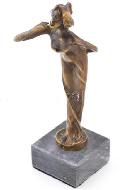 Rei... jelzéssel: Csókot dobó. Bronz szobor. Márvány talapzaton. 22 cm