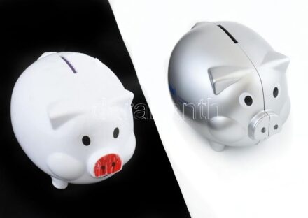 2db műanyag malac persely, kopott, az egyik össze firkált. m: 10 cm