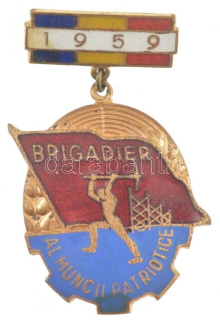 Románia 1959. 'Hazafias munka dandártábornoka' aranyozott, zománcozott kitüntetés T:2 zománchiba Romania 1959. 'Brigadier al muncii patriotice' gilt, enamelled decoration C:XF enamel error
