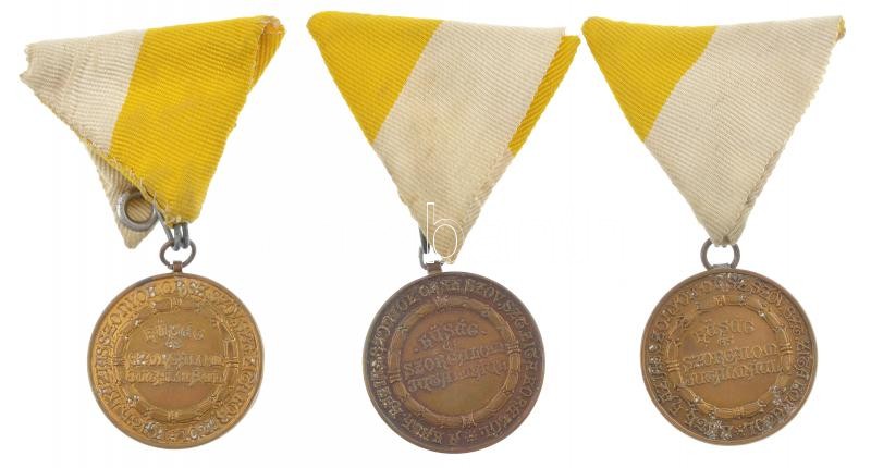 ~1930. 'A KATH. HÁZIASSZONYOK ORSZ. SZÖV. SZT. ZITA KÖRÉTŐL - HŰSÉG ÉS SZORGALOM JUTALMÁUL / SZŰZ SZENT ZITA KÖNYÖRÖGJ ÉRETTÜNK' fém jutalomérmek mellszalagon, kettő hátoldalán 'BERÁN N. BPEST' gyártói jelzés, kopott