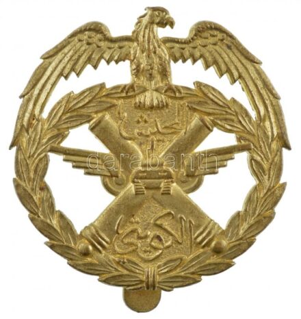 Kuvait DN 'Kuvaiti Légierő' fém sapkajelvény 'Beewyse London' gyártói jelzéssel T:1- Kuwait ND 'Kuwait Airforce' metal cap badge with 'Beewyse London' maker's mark C:AU