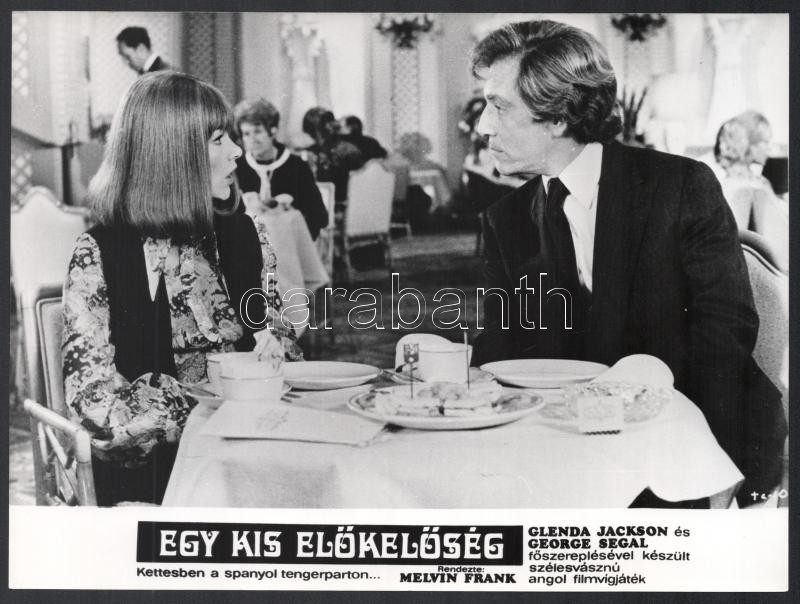 cca 1973 ,,Egy kis előkelőség - kettesben a spanyol tengerparton' című angol filmvígjáték jelenetei és szereplői, 7 db vintage produkciós filmfotó, ezüst zselatinos fotópapíron, a használatból eredő (esetleges) kisebb hibákkal, - Image 4