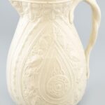 Historizáló porcelán kancsó, jelzés nélkül, kopásnyomokkal, m: 22 cm