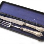 Ezüst (Ag) nyelű sültes kínáló, jelzett, dobozban, h: 28-32 cm