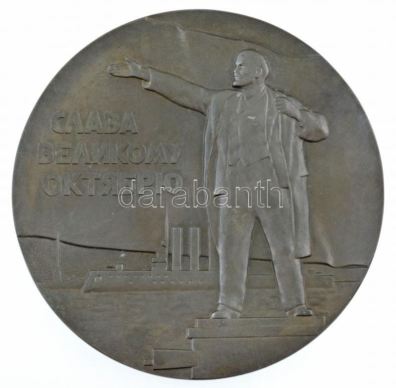 Szovjetunió ~1970. 'Hála a Nagy Októbernek' nagyméretű, egyoldalas, felakasztható fém plakett (150mm) T:2 kis karc Soviet Union ~1970. 'Gratitude to the Great October' one-sided, hangable metal plaque (150mm) C:XF small scratch