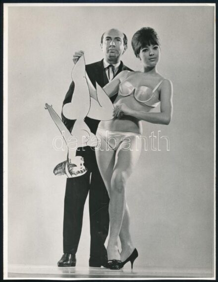 cca 1965 Harkai Mária táncosnő és Kallus László karikaturista (feliratozva a tároló borítékján volt), vintage fotó, ezüst zselatinos fotópapíron, 24x18,5 cm