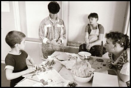 cca 1988 A Siker című lap szerkesztőségi borítékján feliratoza: kerámia szakkör, 36 db vintage NEGATÍV, 24x36 mm